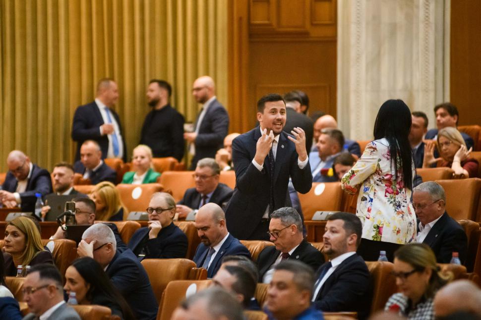 Imagini de culise din Parlament, de la votarea moțiunii contra Guvernului Bolojan. Ce nu s-a văzut la televizor 1066164