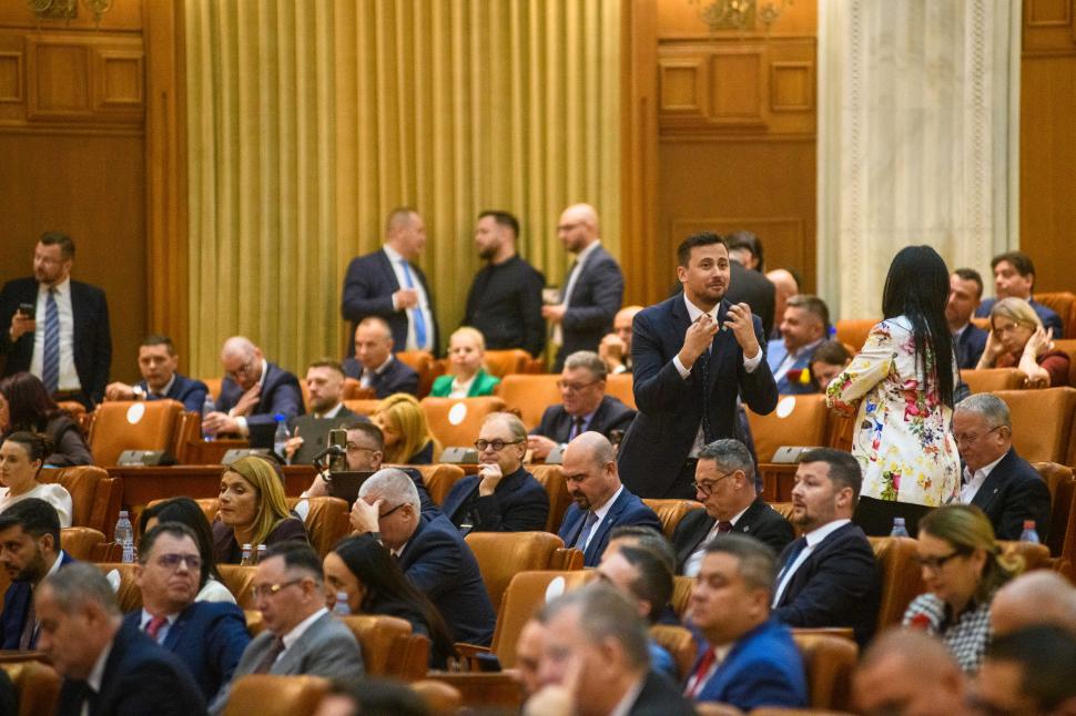Imagini de culise din Parlament, de la votarea moțiunii contra Guvernului Bolojan. Ce nu s-a văzut la televizor 1066165