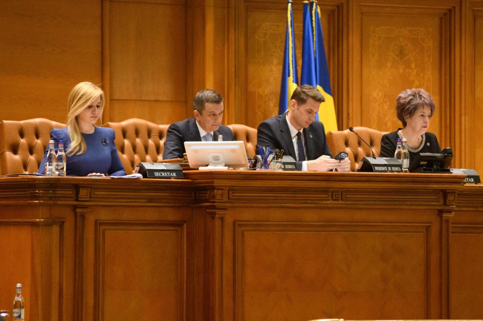 Imagini de culise din Parlament, de la votarea moțiunii contra Guvernului Bolojan. Ce nu s-a văzut la televizor 1066168