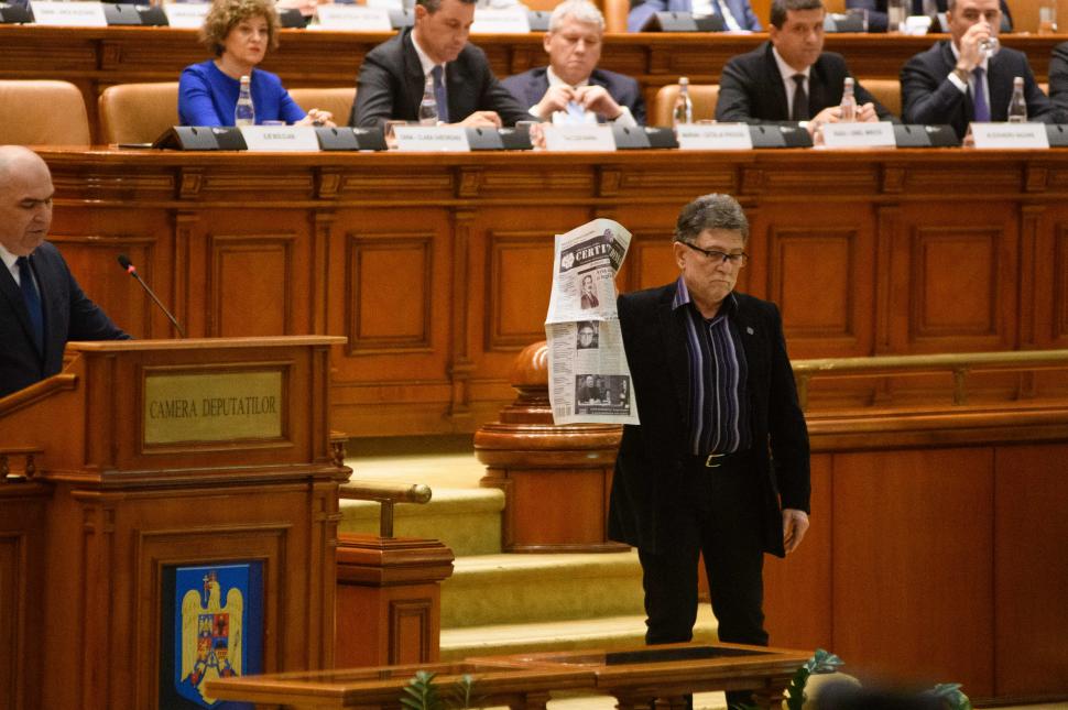 Imagini de culise din Parlament, de la votarea moțiunii contra Guvernului Bolojan. Ce nu s-a văzut la televizor 1066169