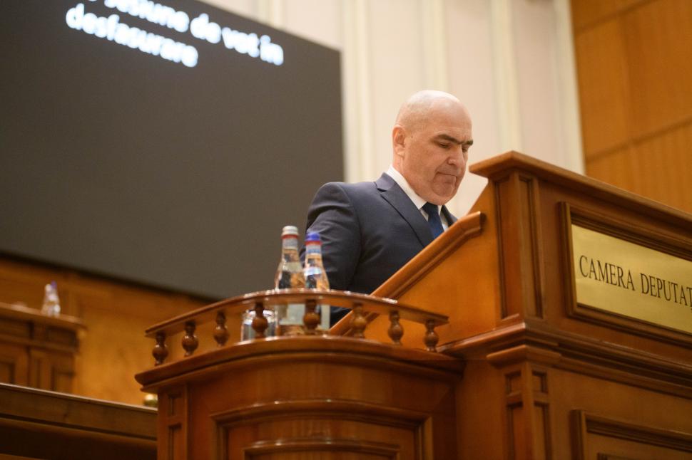 Imagini de culise din Parlament, de la votarea moțiunii contra Guvernului Bolojan. Ce nu s-a văzut la televizor 1066170