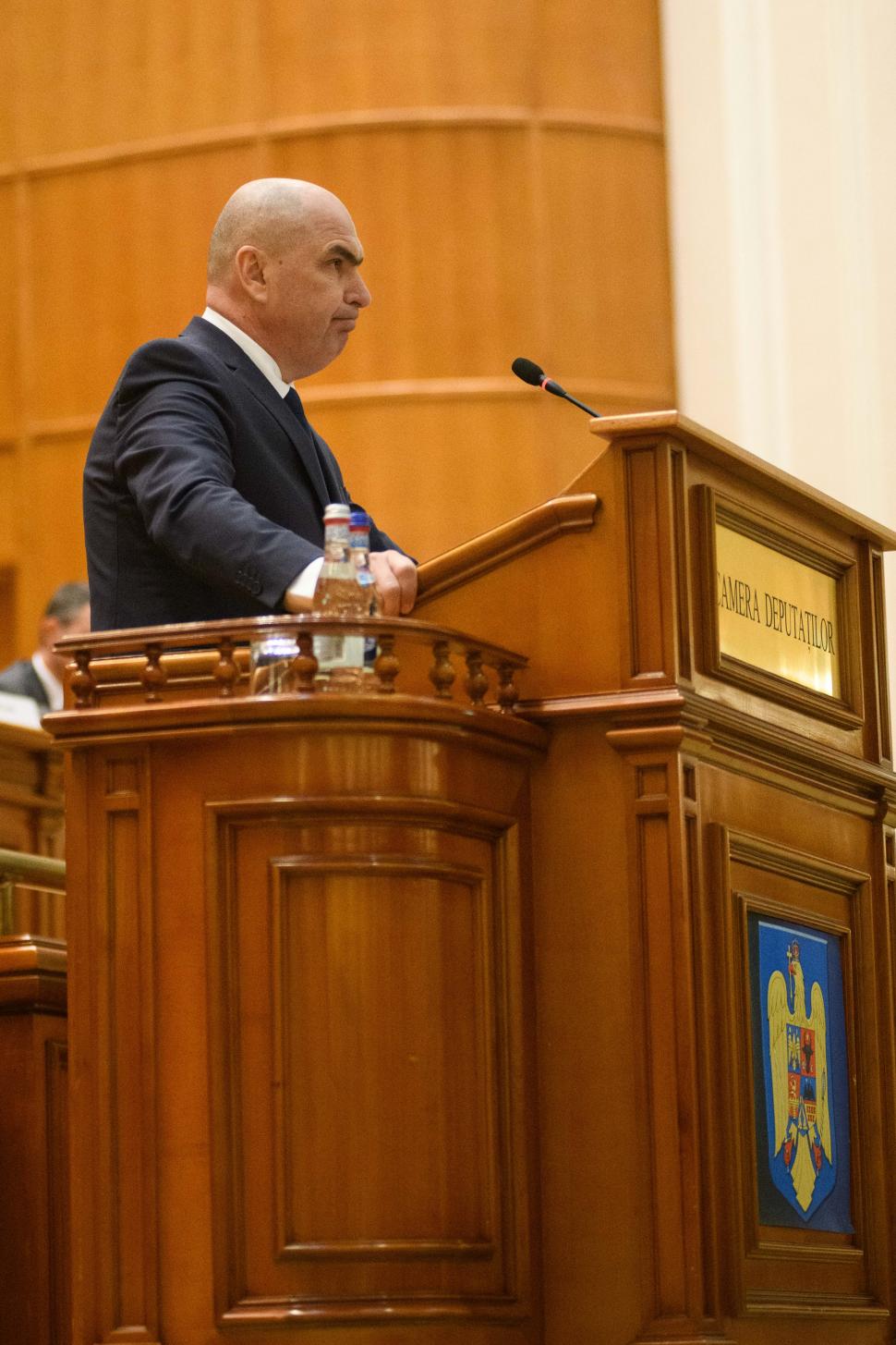 Imagini de culise din Parlament, de la votarea moțiunii contra Guvernului Bolojan. Ce nu s-a văzut la televizor 1066172
