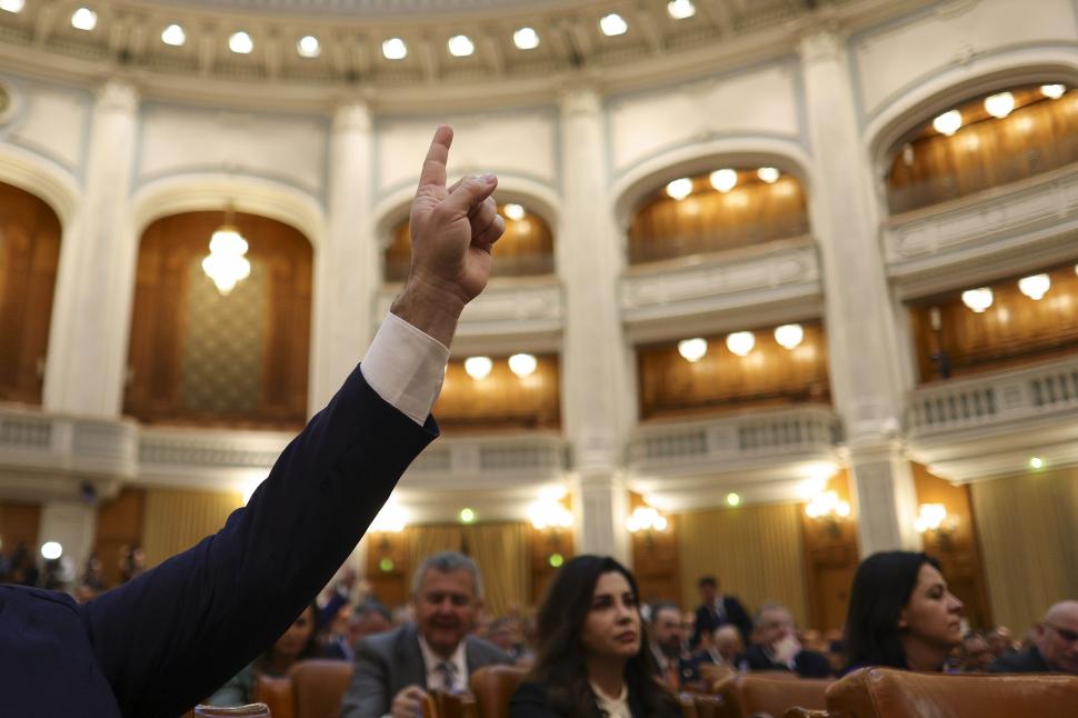 Imagini de culise din Parlament, de la votarea moțiunii contra Guvernului Bolojan. Ce nu s-a văzut la televizor 1066177