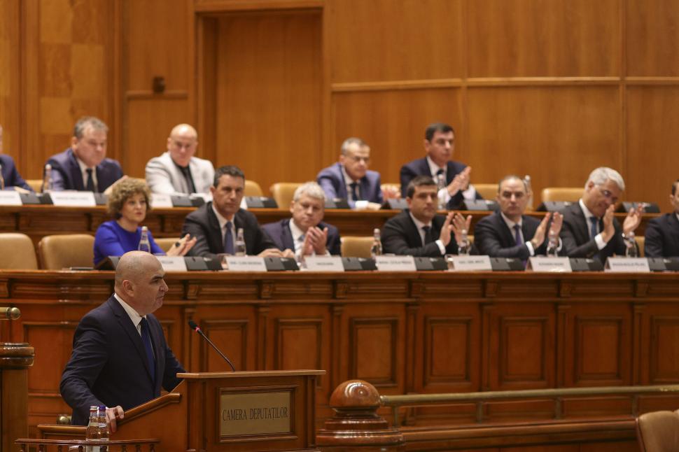 Imagini de culise din Parlament, de la votarea moțiunii contra Guvernului Bolojan. Ce nu s-a văzut la televizor 1066180