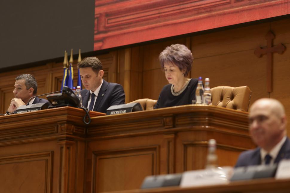 Imagini de culise din Parlament, de la votarea moțiunii contra Guvernului Bolojan. Ce nu s-a văzut la televizor 1066183
