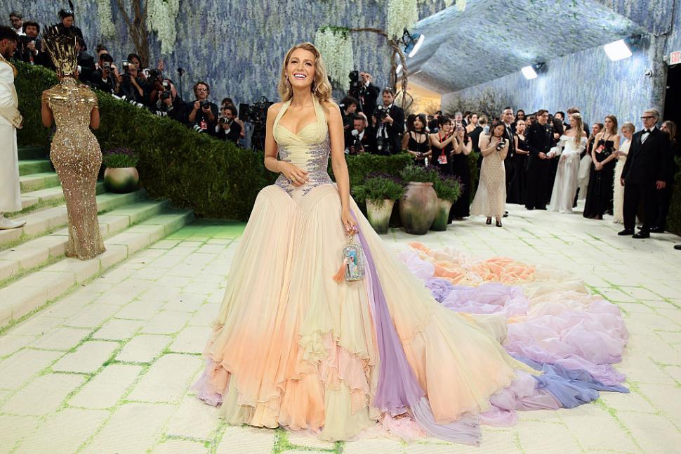 „Procesul anului” nu va mai avea loc: Blake Lively și Justin Baldoni au încheiat o înțelegere. După anunț, blonda a apărut la Met Gala 1066215