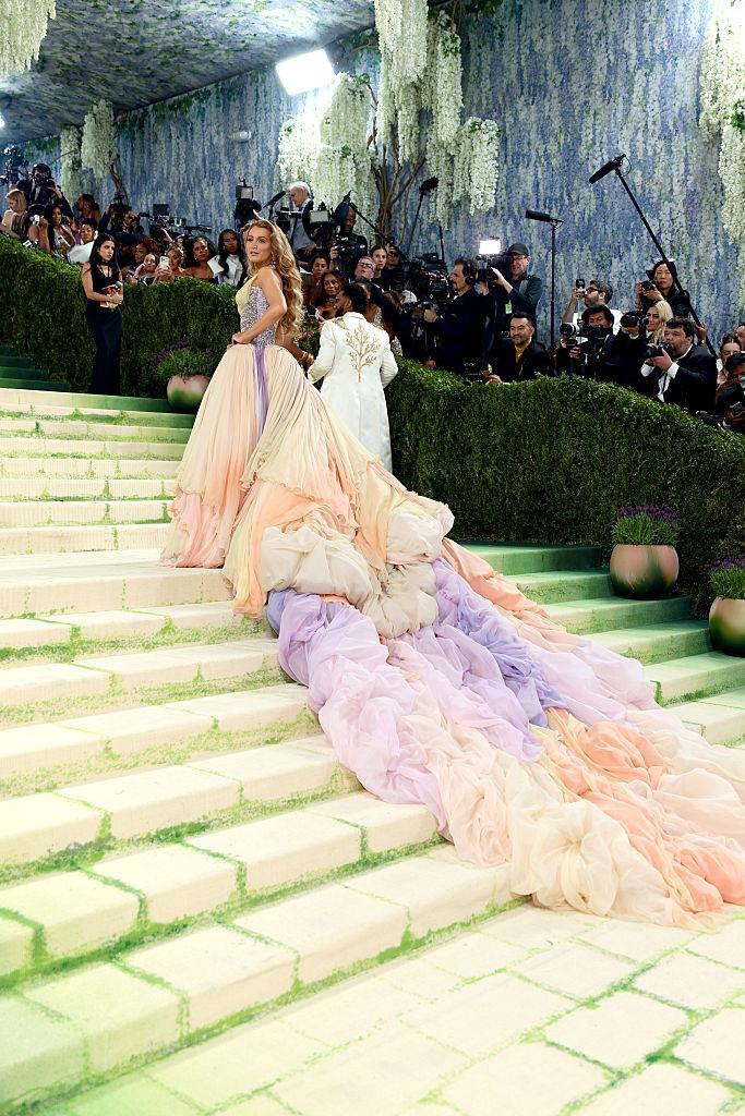 „Procesul anului” nu va mai avea loc: Blake Lively și Justin Baldoni au încheiat o înțelegere. După anunț, blonda a apărut la Met Gala 1066219