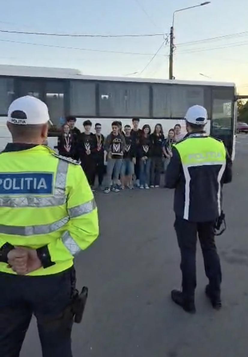 Elevii români s-au întors din SUA campioni mondiali la robotică: În drum spre liceu, polițiștii i-au oprit în trafic să-i „amendeze” 1066498