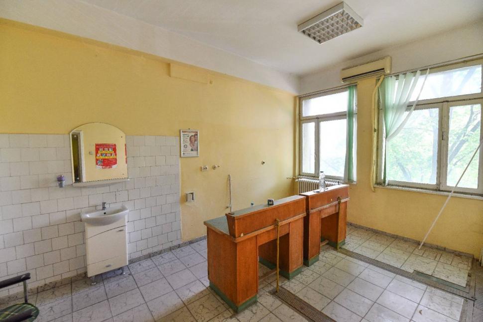 Imagini cu cele şapte cabinete medicale, în stare dezastruoasă, pe care le vinde Primăria Bucureşti. Ce preţuri au şi unde sunt 1066345