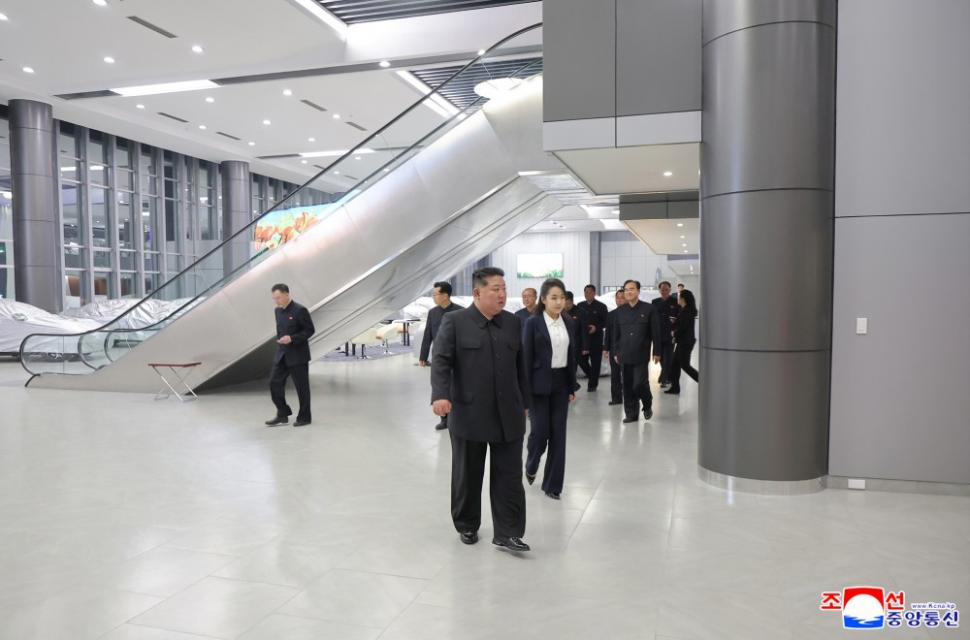 Pentru nord-coreeni, fiica minoră a lui Kim Jong Un este un „fashion icon”. Însă ținutele ei spun mult mai multe lucruri 1066359