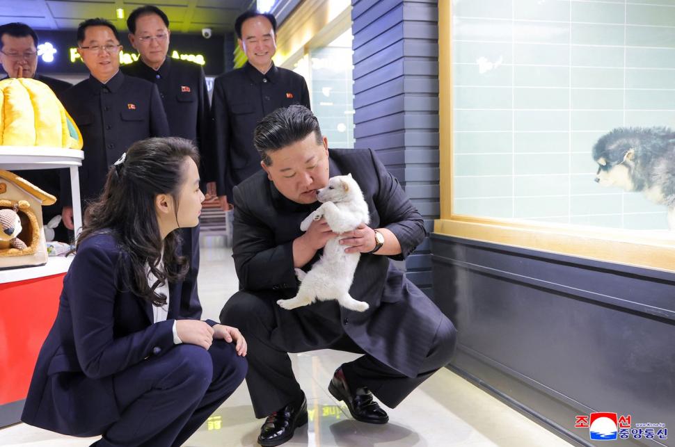 Pentru nord-coreeni, fiica minoră a lui Kim Jong Un este un „fashion icon”. Însă ținutele ei spun mult mai multe lucruri 1066361