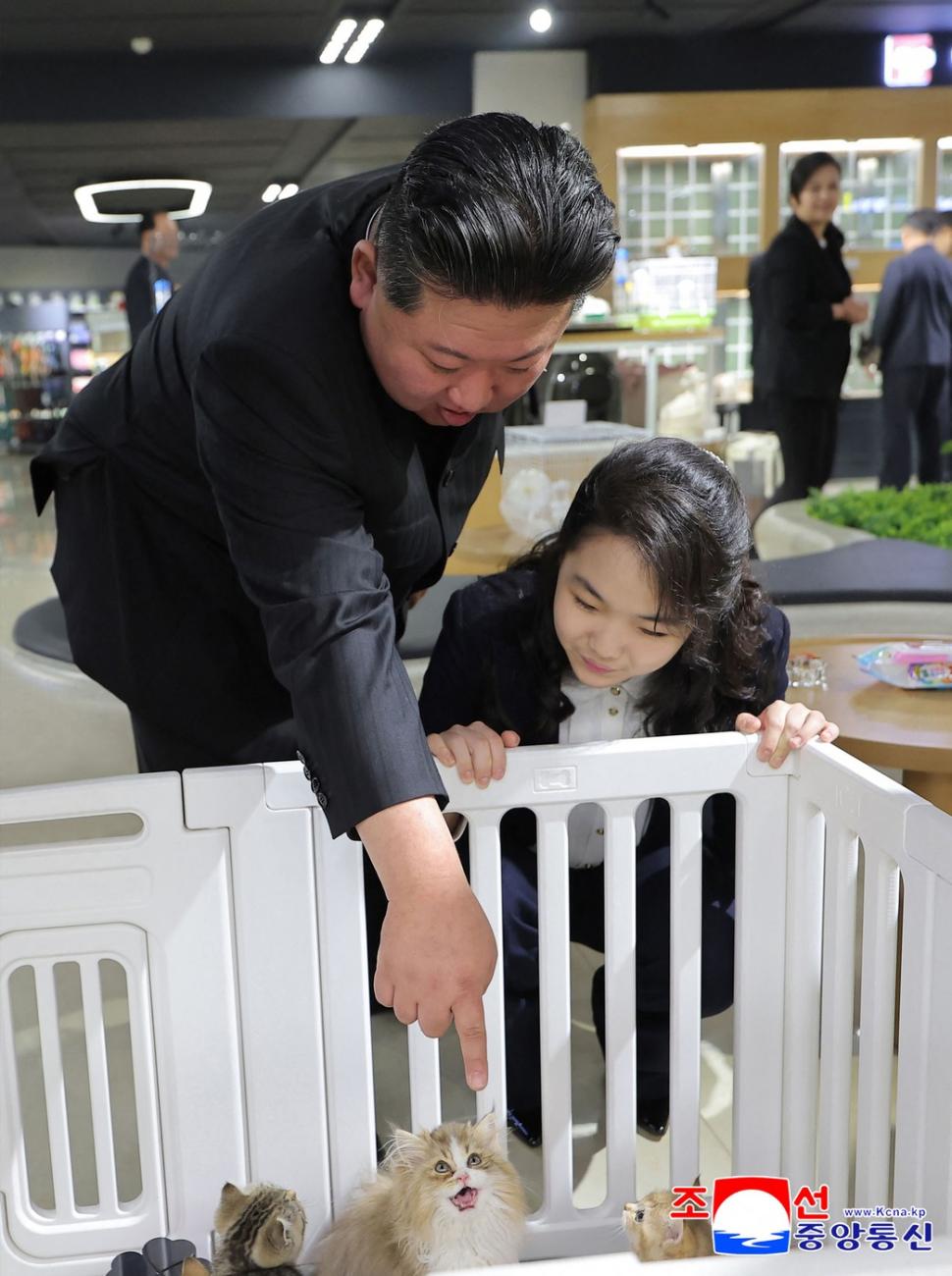 Pentru nord-coreeni, fiica minoră a lui Kim Jong Un este un „fashion icon”. Însă ținutele ei spun mult mai multe lucruri 1066363
