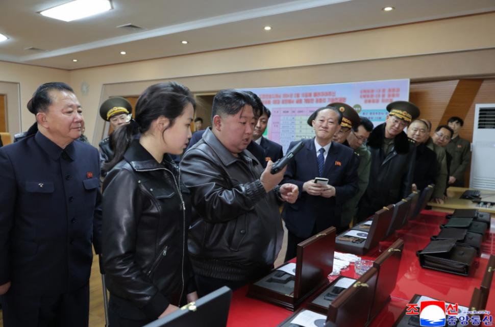 Pentru nord-coreeni, fiica minoră a lui Kim Jong Un este un „fashion icon”. Însă ținutele ei spun mult mai multe lucruri 1066369