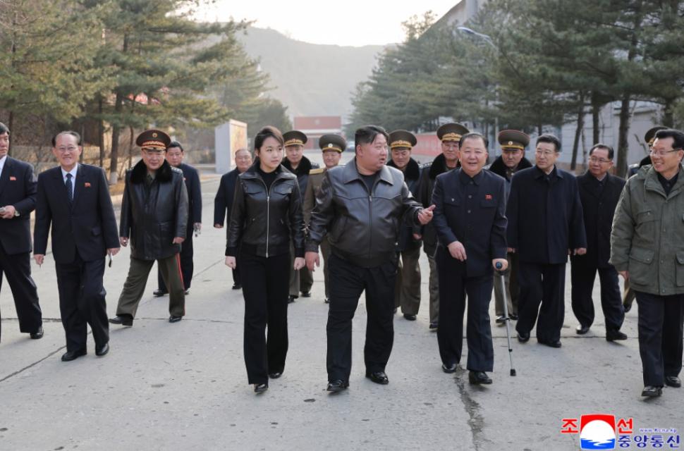 Pentru nord-coreeni, fiica minoră a lui Kim Jong Un este un „fashion icon”. Însă ținutele ei spun mult mai multe lucruri 1066370