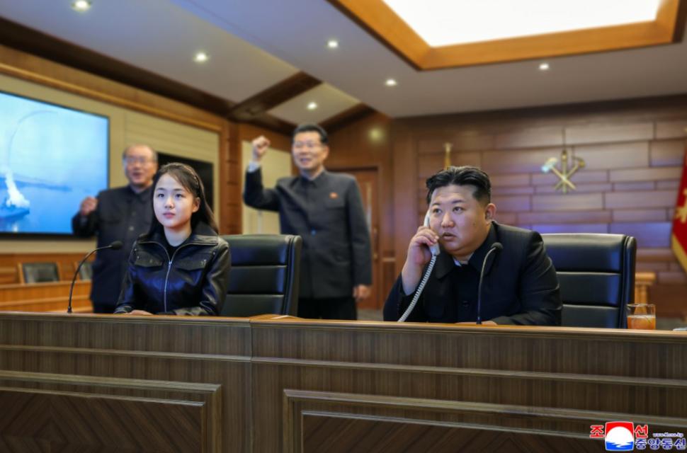 Pentru nord-coreeni, fiica minoră a lui Kim Jong Un este un „fashion icon”. Însă ținutele ei spun mult mai multe lucruri 1066376
