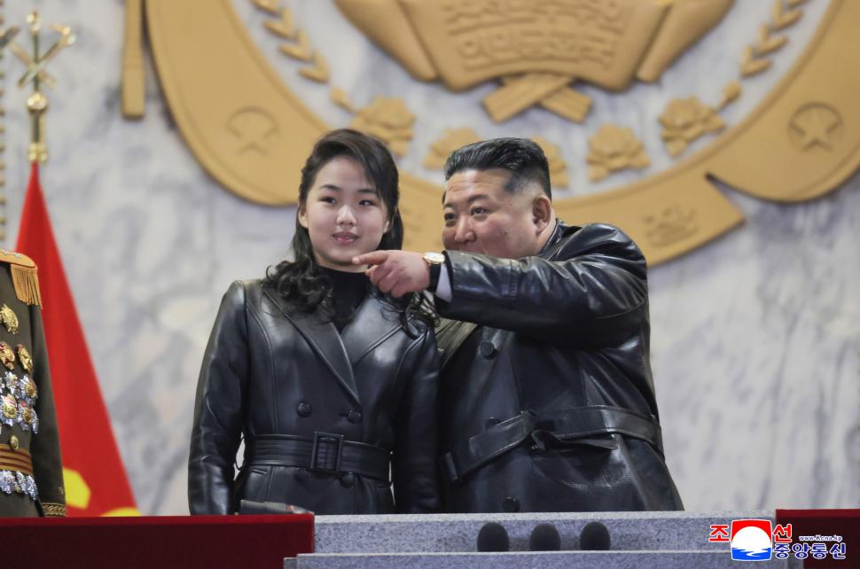 Pentru nord-coreeni, fiica minoră a lui Kim Jong Un este un „fashion icon”. Însă ținutele ei spun mult mai multe lucruri 1066379