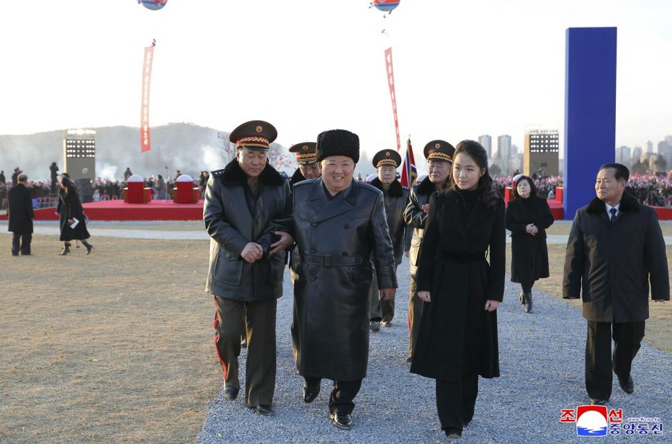 Pentru nord-coreeni, fiica minoră a lui Kim Jong Un este un „fashion icon”. Însă ținutele ei spun mult mai multe lucruri 1066380