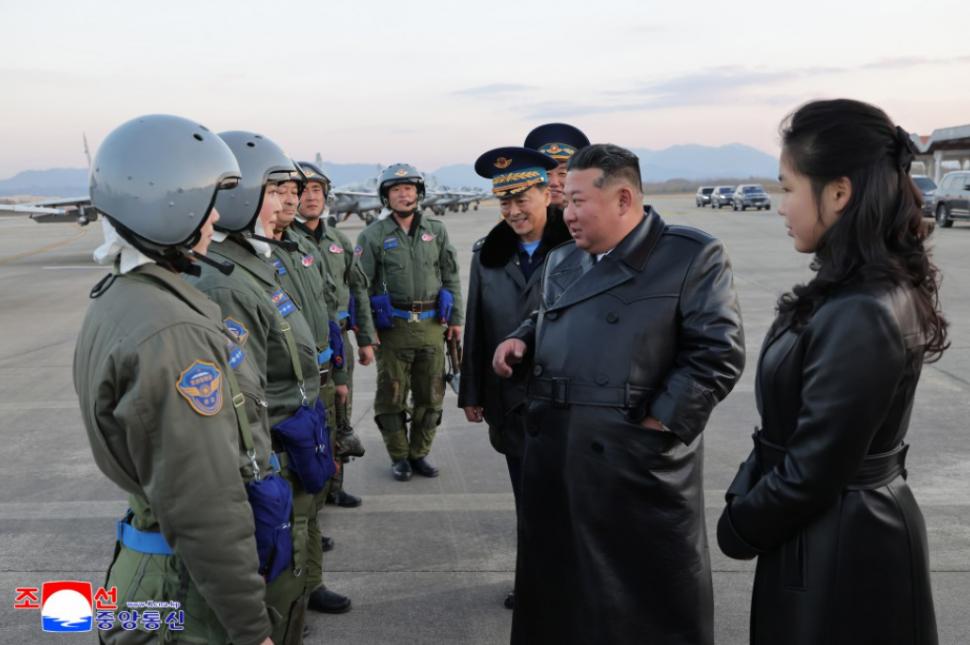 Pentru nord-coreeni, fiica minoră a lui Kim Jong Un este un „fashion icon”. Însă ținutele ei spun mult mai multe lucruri 1066382