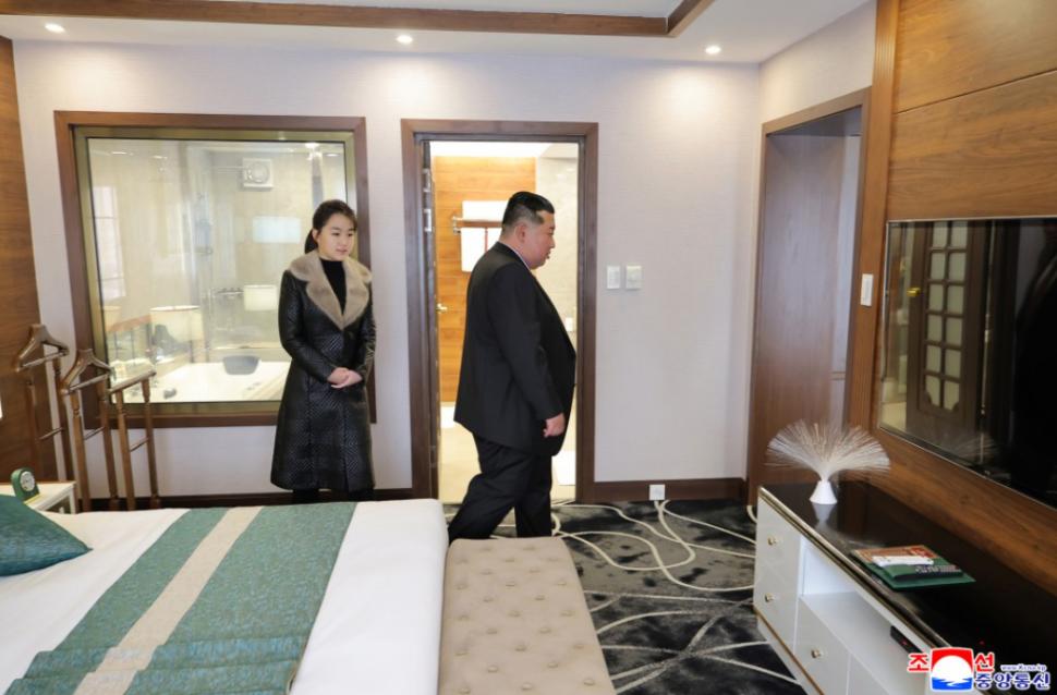 Pentru nord-coreeni, fiica minoră a lui Kim Jong Un este un „fashion icon”. Însă ținutele ei spun mult mai multe lucruri 1066384