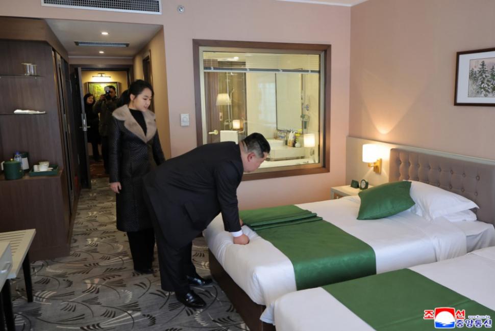 Pentru nord-coreeni, fiica minoră a lui Kim Jong Un este un „fashion icon”. Însă ținutele ei spun mult mai multe lucruri 1066389