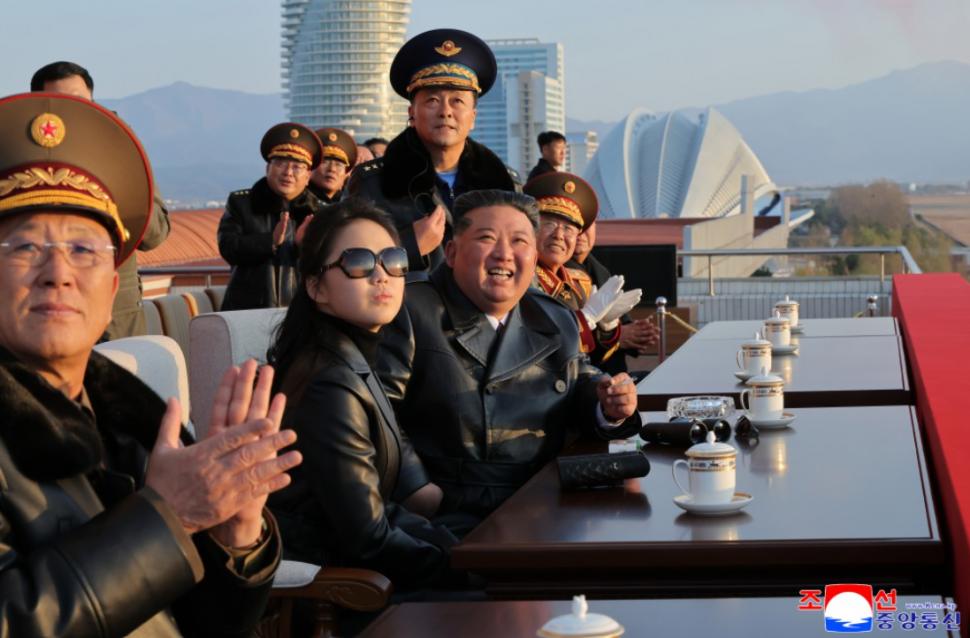 Pentru nord-coreeni, fiica minoră a lui Kim Jong Un este un „fashion icon”. Însă ținutele ei spun mult mai multe lucruri 1066392