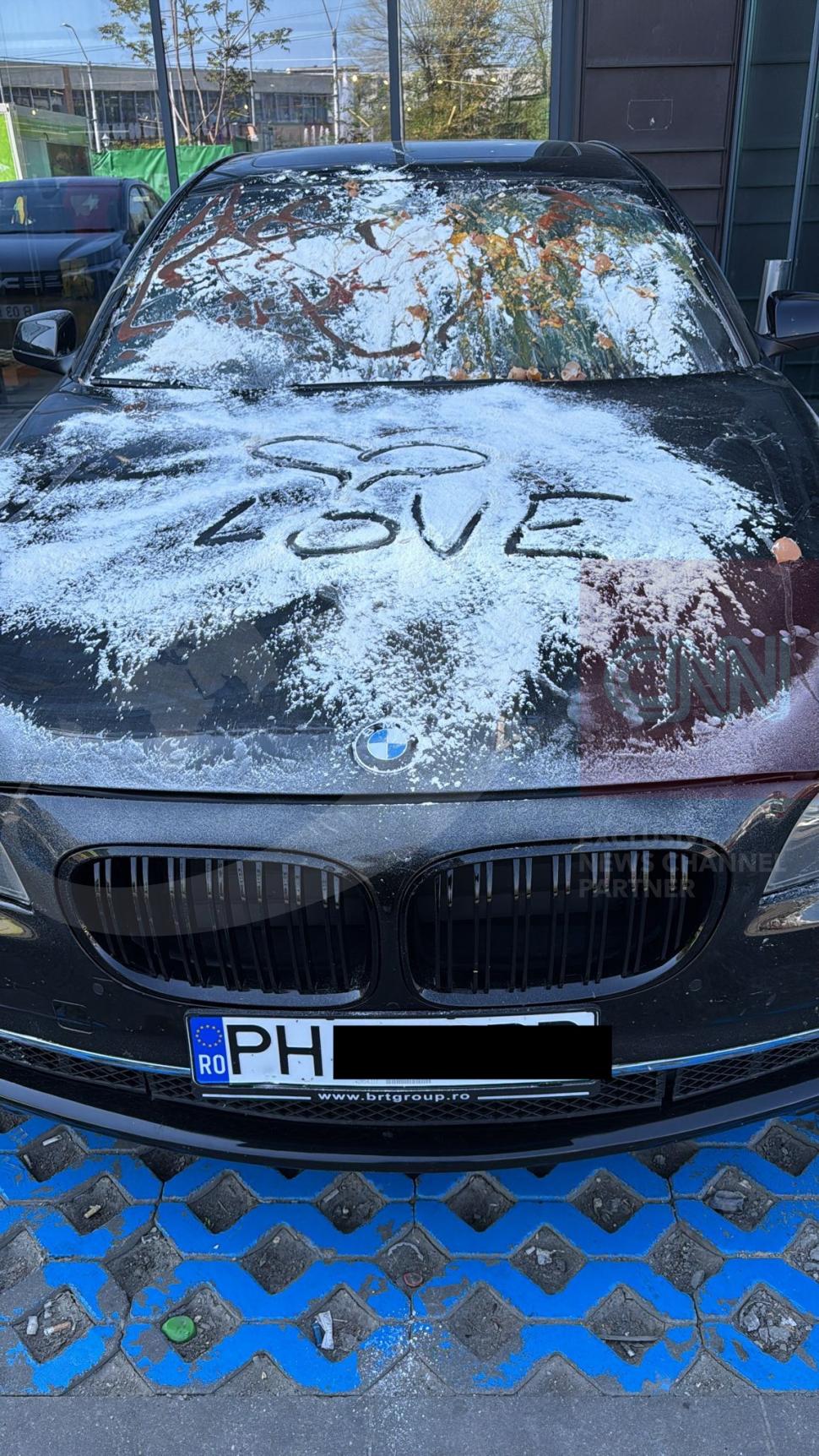 Un șofer din Prahova, care și-a lăsat BMW-ul în parcarea unui supermarket din București, a fost „taxat” cu ouă, făină și „love” 1066583
