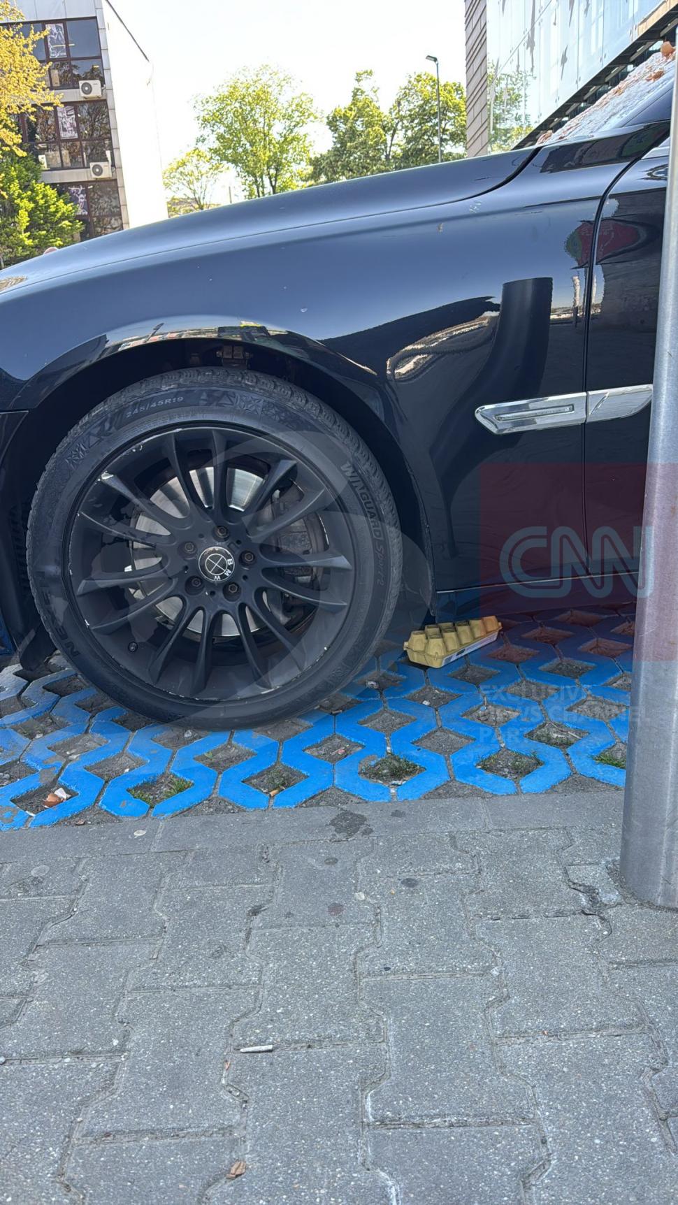 Un șofer din Prahova, care și-a lăsat BMW-ul în parcarea unui supermarket din București, a fost „taxat” cu ouă, făină și „love” 1066584