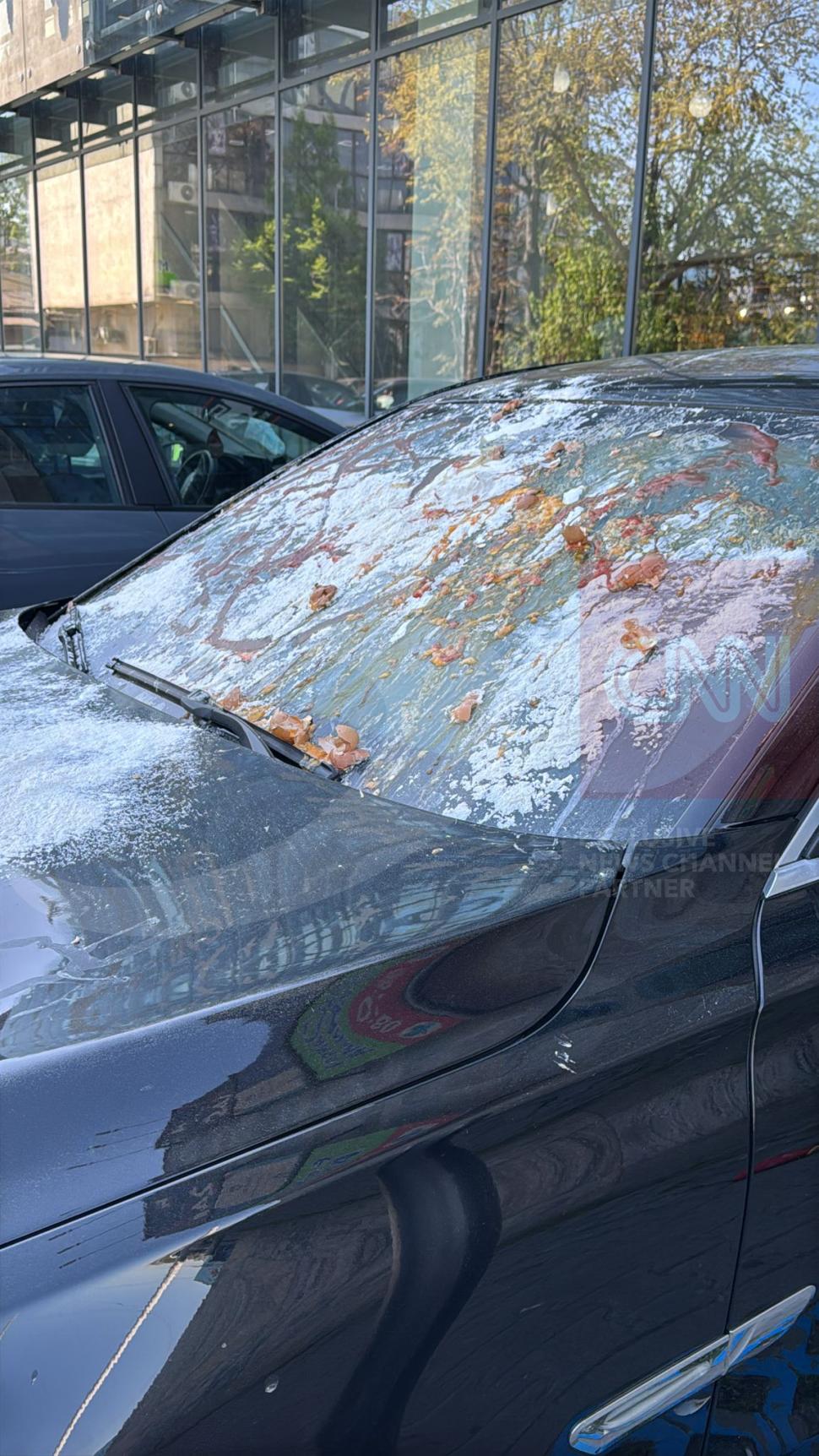 Un șofer din Prahova, care și-a lăsat BMW-ul în parcarea unui supermarket din București, a fost „taxat” cu ouă, făină și „love” 1066585
