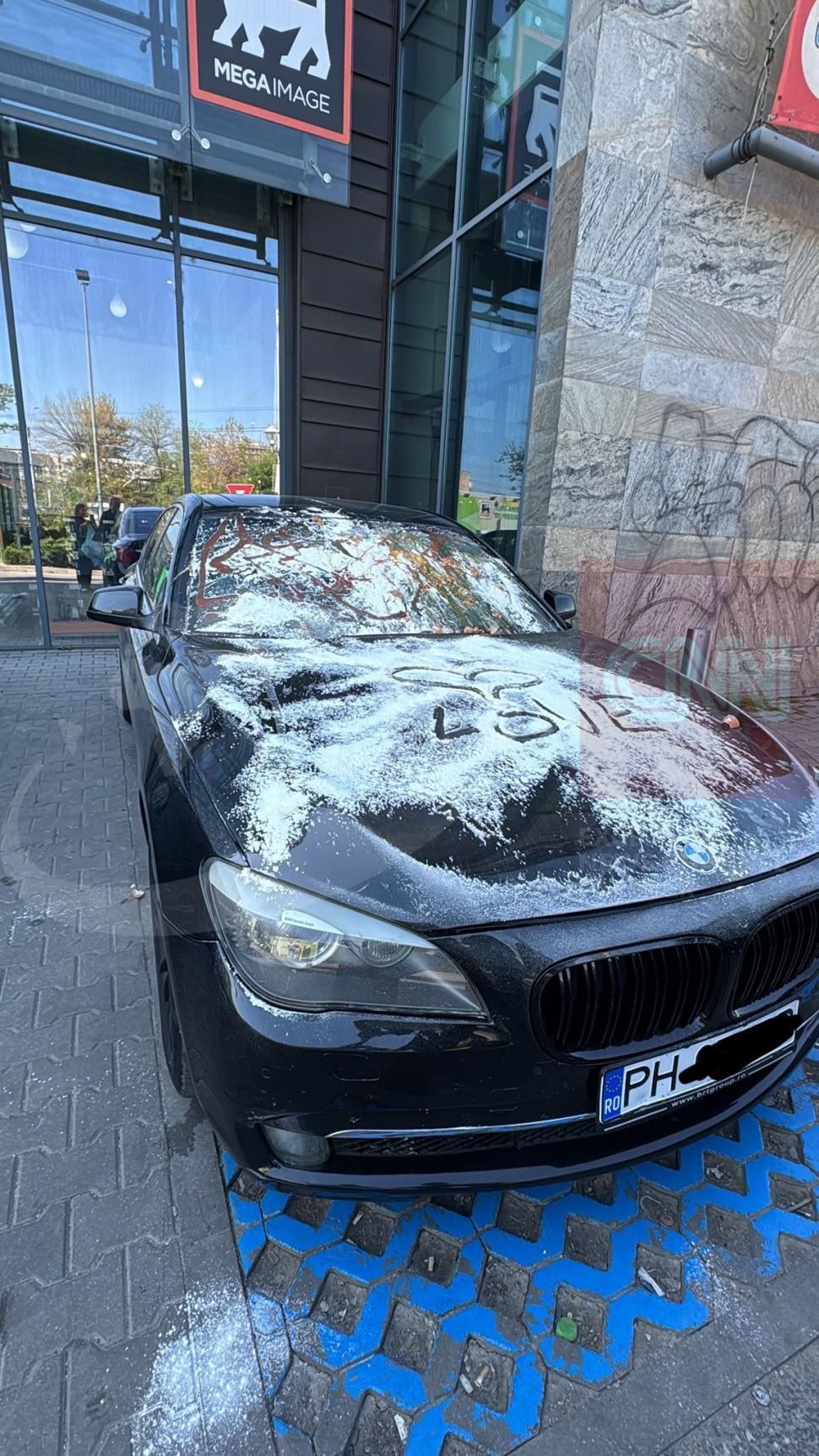 Un șofer din Prahova, care și-a lăsat BMW-ul în parcarea unui supermarket din București, a fost „taxat” cu ouă, făină și „love” 1066586