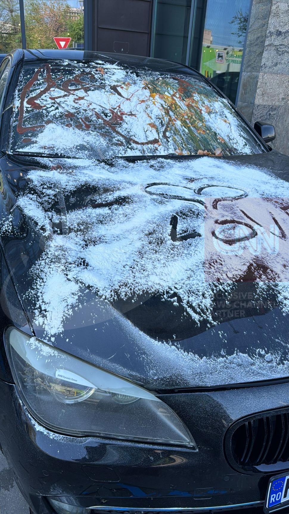 Un șofer din Prahova, care și-a lăsat BMW-ul în parcarea unui supermarket din București, a fost „taxat” cu ouă, făină și „love” 1066587