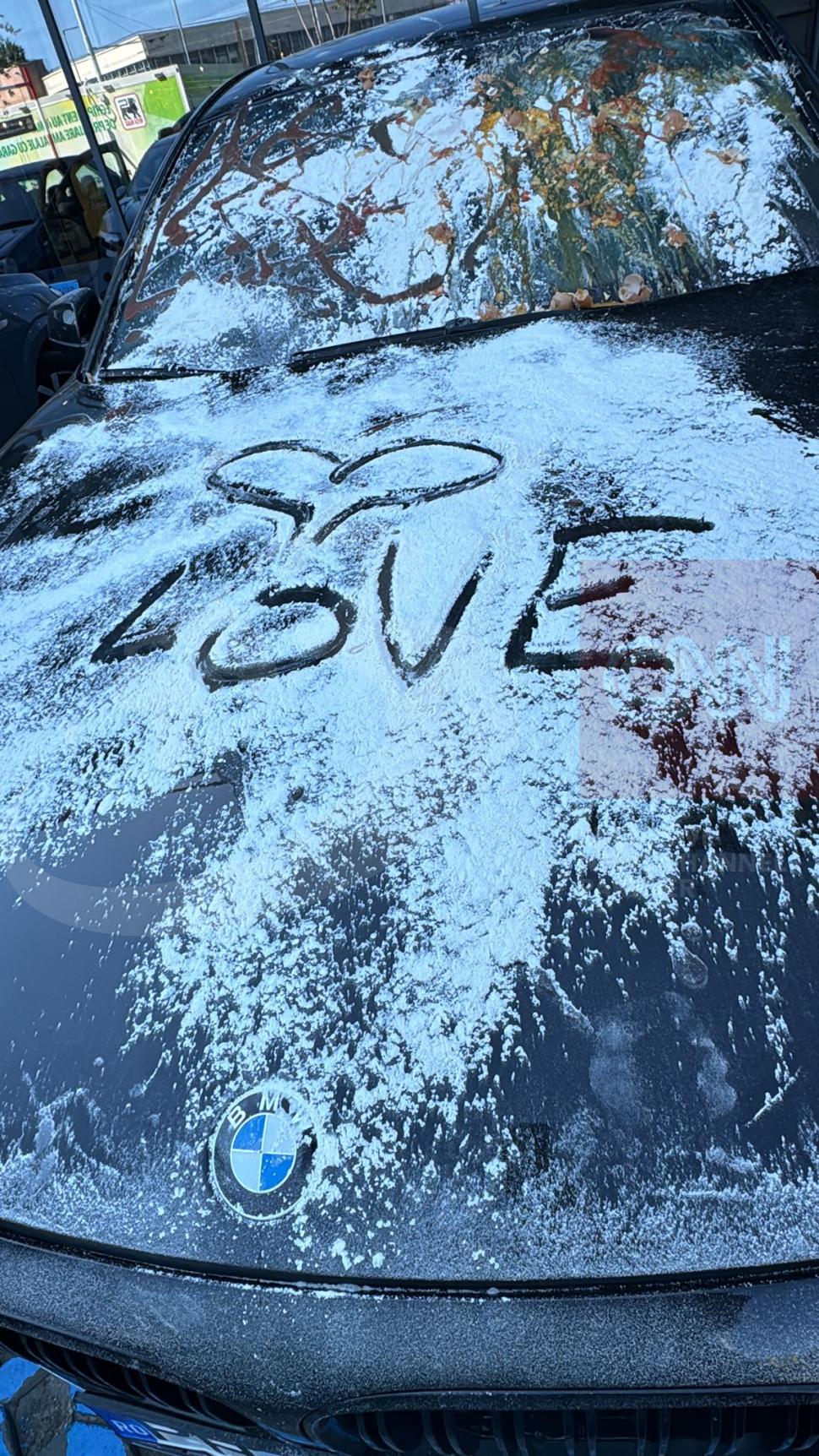 Un șofer din Prahova, care și-a lăsat BMW-ul în parcarea unui supermarket din București, a fost „taxat” cu ouă, făină și „love” 1066589