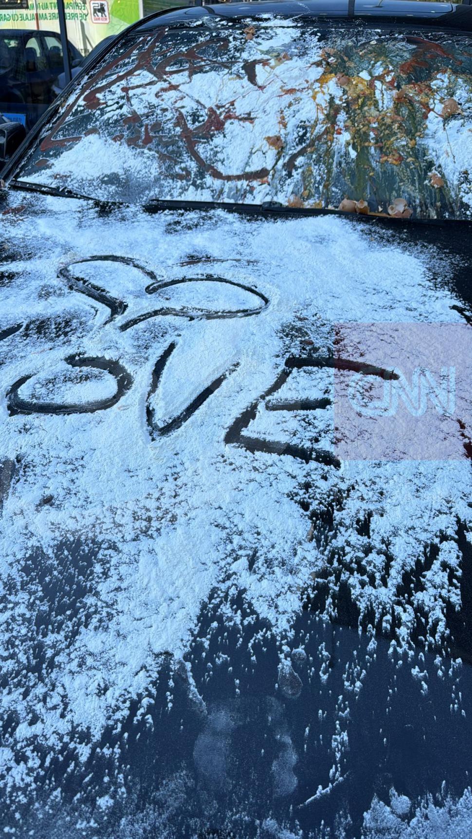 Un șofer din Prahova, care și-a lăsat BMW-ul în parcarea unui supermarket din București, a fost „taxat” cu ouă, făină și „love” 1066592