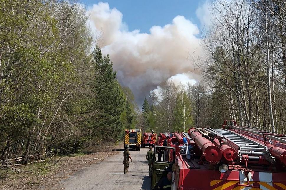 Incendiu uriaș la Cernobîl: 1.100 de hectare de pădure ard după prăbușirea unei drone. Precizări ANM despre direcția norului de fum 1067128