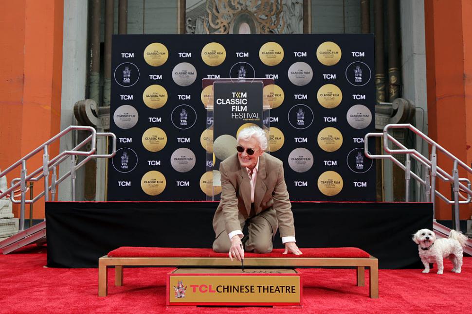 Actriţa Glenn Close şi-a lăsat amprentele la Teatrul Chinez din Hollywood împreună cu Pip, câinele său 1065841
