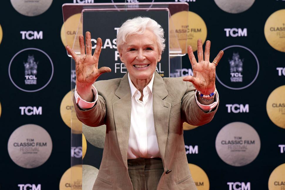 Actriţa Glenn Close şi-a lăsat amprentele la Teatrul Chinez din Hollywood împreună cu Pip, câinele său 1065842