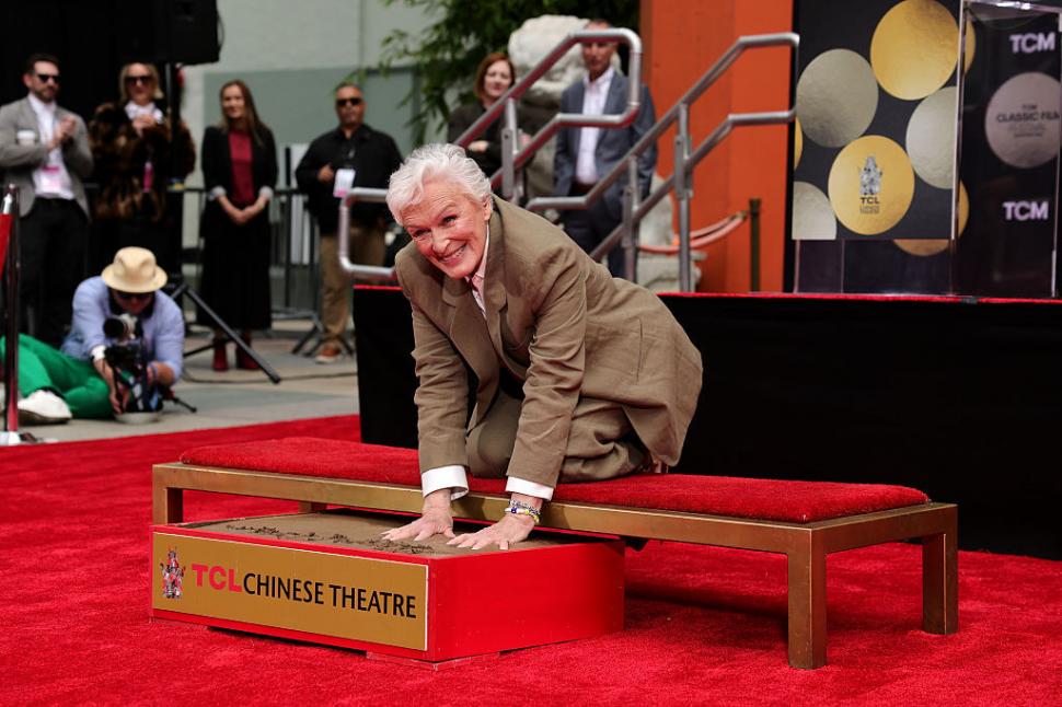Actriţa Glenn Close şi-a lăsat amprentele la Teatrul Chinez din Hollywood împreună cu Pip, câinele său 1065843