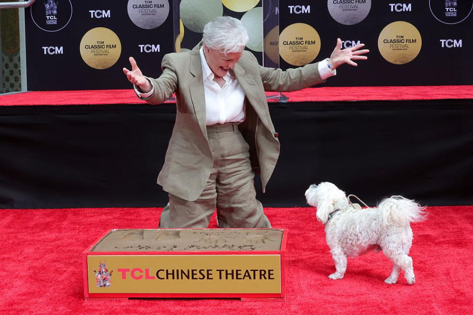 Actriţa Glenn Close şi-a lăsat amprentele la Teatrul Chinez din Hollywood împreună cu Pip, câinele său 1065844