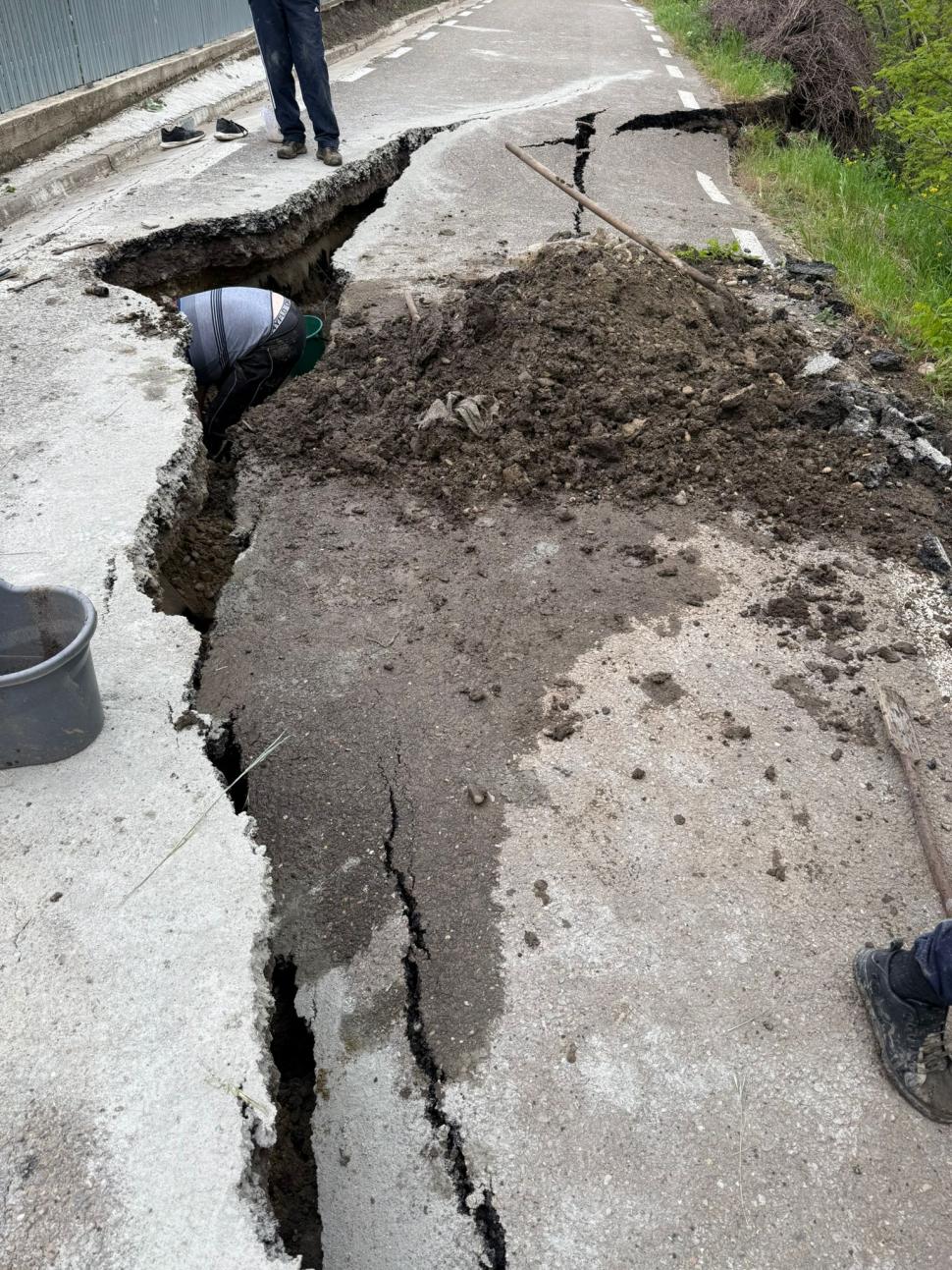 Pământul s-a crăpat în Vaslui: trei case izolate și alimentarea cu apă întreruptă în localitatea Dodești 1067320