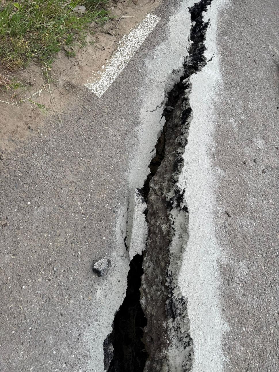 Pământul s-a crăpat în Vaslui: trei case izolate și alimentarea cu apă întreruptă în localitatea Dodești 1067322