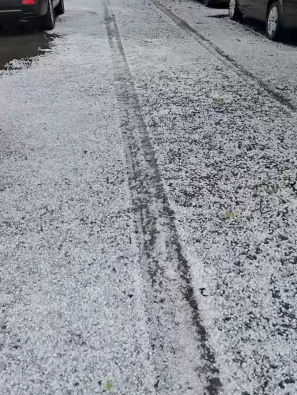 Imagini cu inundaţiile provocate de furtunile, însoţite de grindină, în unele judeţe. În Buzău a fost cod portocaliu de ploi torenţiale 1067436