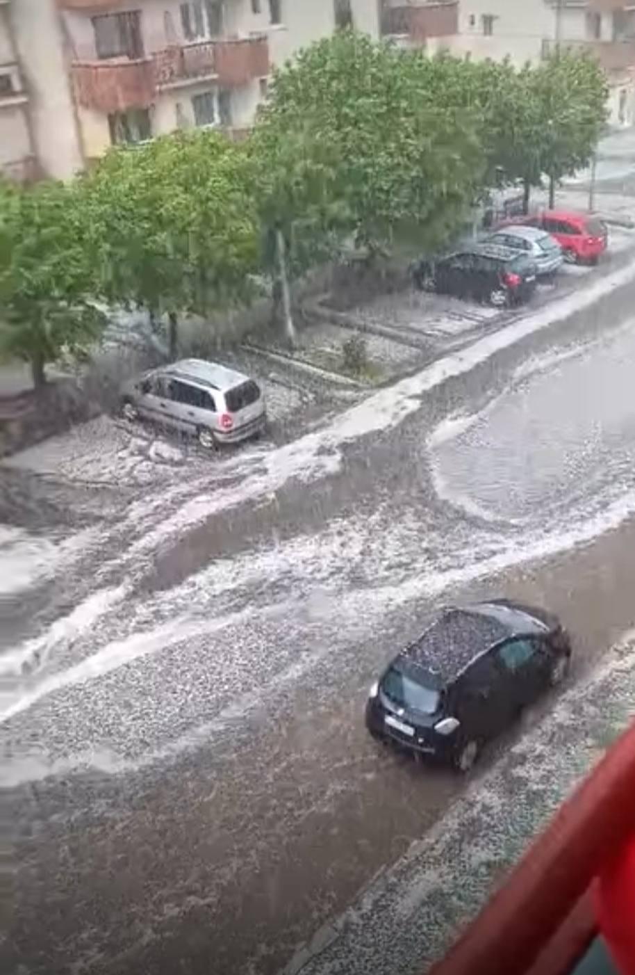 Imagini cu inundaţiile provocate de furtunile, însoţite de grindină, în unele judeţe. În Buzău a fost cod portocaliu de ploi torenţiale 1067437