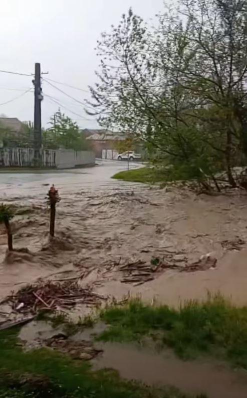 Imagini cu inundaţiile provocate de furtunile, însoţite de grindină, în unele judeţe. În Buzău a fost cod portocaliu de ploi torenţiale 1067440