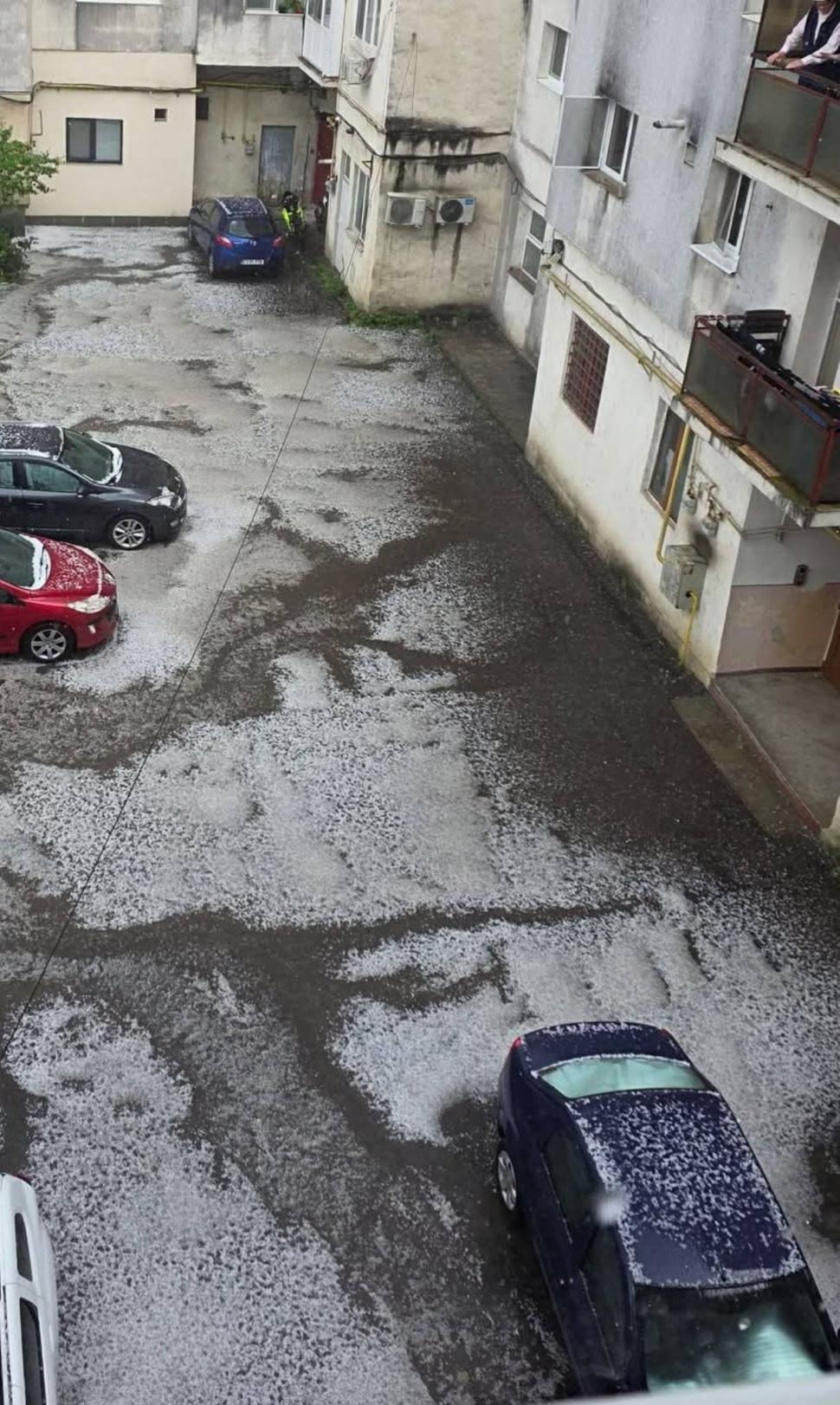 Imagini cu inundaţiile provocate de furtunile, însoţite de grindină, în unele judeţe. În Buzău a fost cod portocaliu de ploi torenţiale 1067449