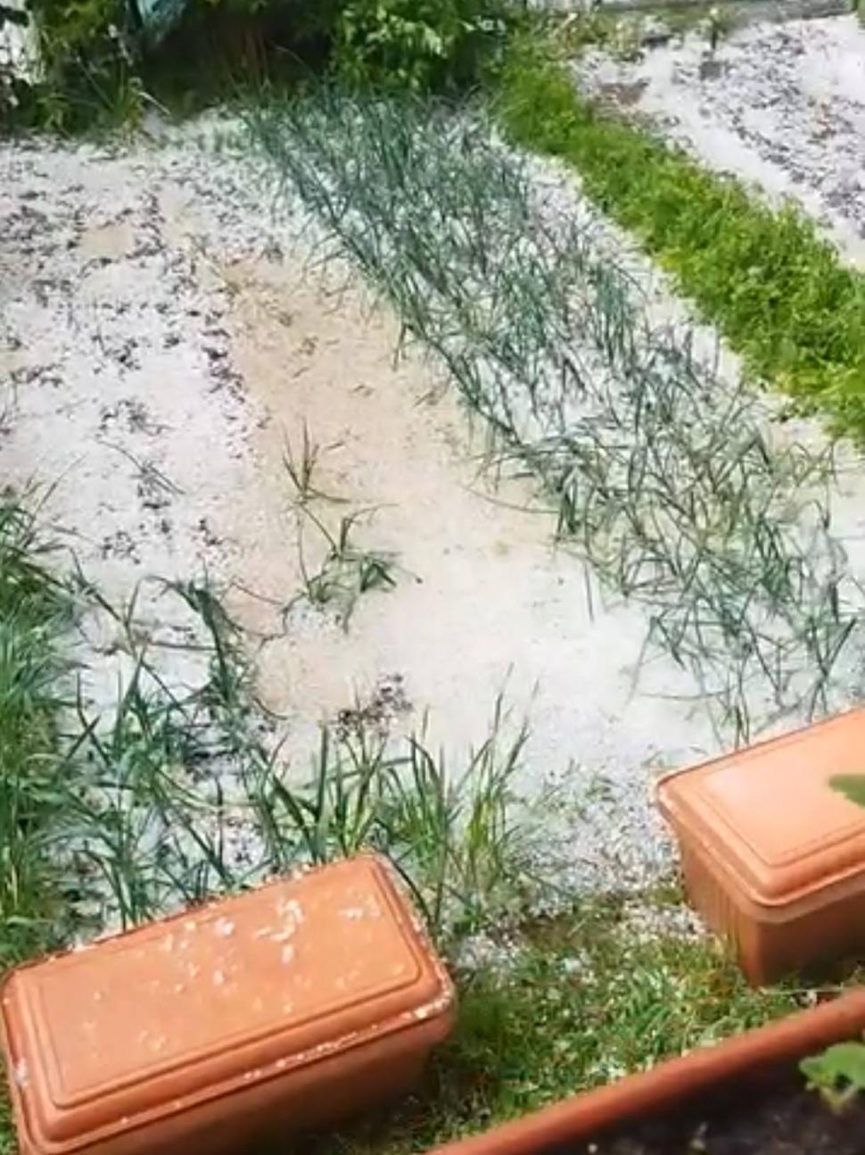 Imagini cu inundaţiile provocate de furtunile, însoţite de grindină, în unele judeţe. În Buzău a fost cod portocaliu de ploi torenţiale 1067450
