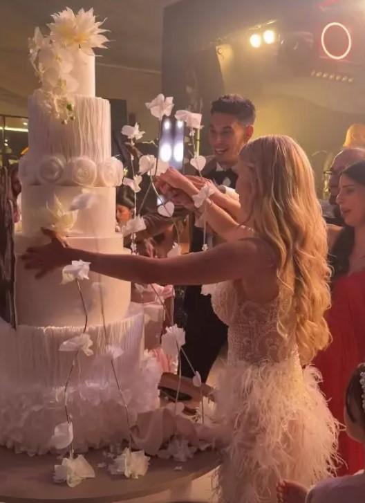 Primele imagini cu Andreea Bălan în rochie de mireasă. Artista și Victor Cornea s-au căsătorit religios 1067506
