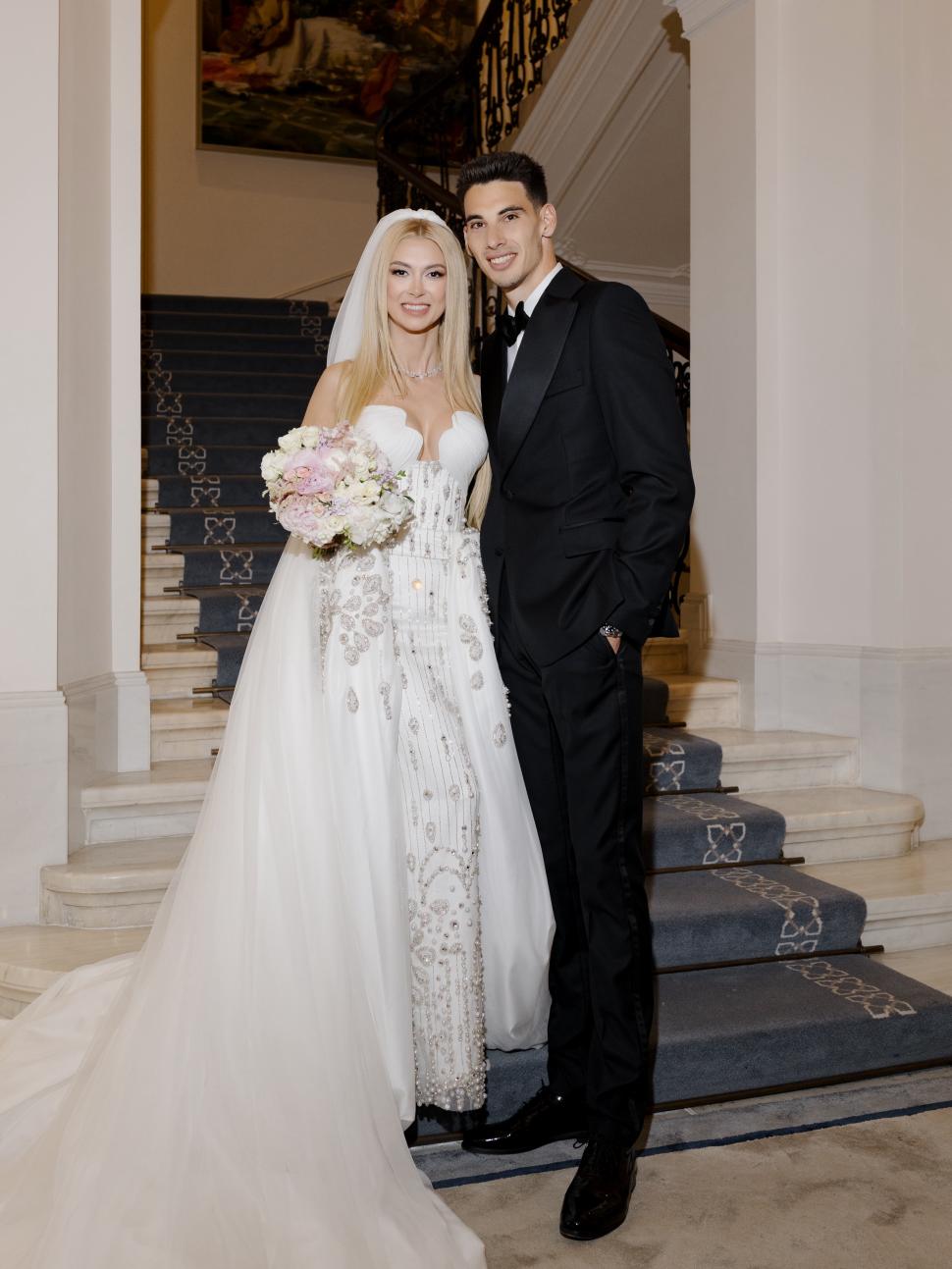 Primele imagini cu Andreea Bălan în rochie de mireasă. Artista și Victor Cornea s-au căsătorit religios 1067509