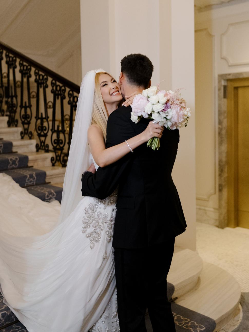 Primele imagini cu Andreea Bălan în rochie de mireasă. Artista și Victor Cornea s-au căsătorit religios 1067511