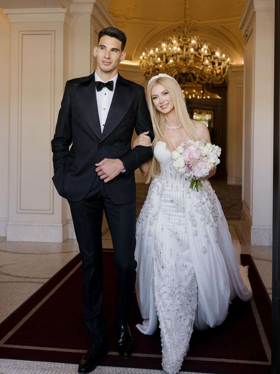 Primele imagini cu Andreea Bălan în rochie de mireasă. Artista și Victor Cornea s-au căsătorit religios 1067517