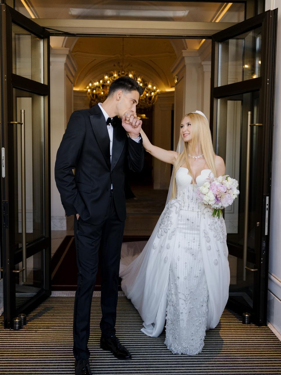 Primele imagini cu Andreea Bălan în rochie de mireasă. Artista și Victor Cornea s-au căsătorit religios 1067525