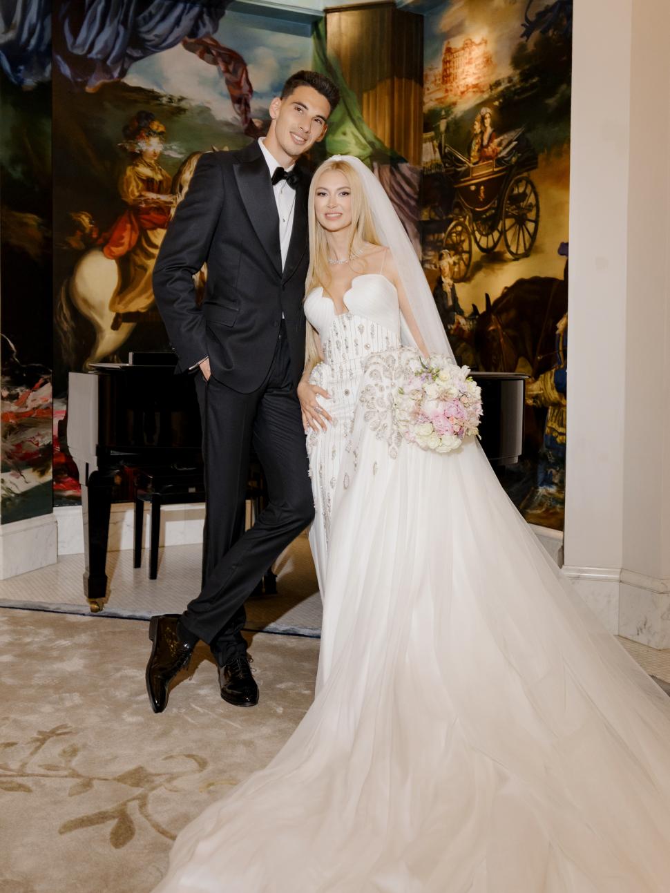 Primele imagini cu Andreea Bălan în rochie de mireasă. Artista și Victor Cornea s-au căsătorit religios 1067526